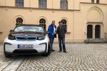 Klaus Engelhardt und Horst Hien mit dem BMW i3