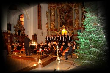 Das Bild zeigt ein Weihnachtskonzert mit dem Orchester Joe Hieger