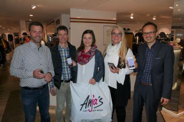 Die Beteiligten freuen sich über den neuen Schritt in Richtung Digitalisierung (v. l. n. r.): Wirtschaftsreferent und StR Hans-Ludwig Held, Gewerbeverbandsvorsitzender Klaus Fischer, die neue Bloggerin Eva Hasmüller, Vertreterin des Einzelhandels Anja Fischer-Mayer und Bürgermeister Dr. Martin Drexler.