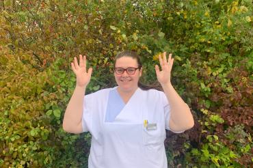 Das Bild zeigt Henriette Jahn, die "danke" in Gebärdensprache übersetzt