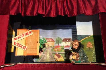 Das Bild zeigt das Figurentheater "Der kleine Drache Elliot"