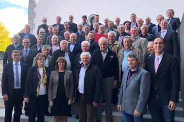 Das Bild zeigt die geehrten Feldgeschworenen zusammen mit Landrat Stefan Rößle.