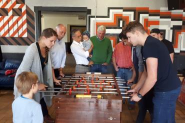 Das Bild zeigt das Tischkickerturnier im Jugendzentrum Nördlingen