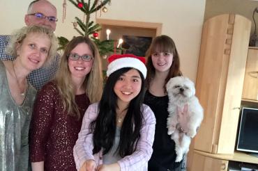 Das Bild zeigt eine Weihnachtsgastfamilie mit einer taiwanesischen Studentin. 