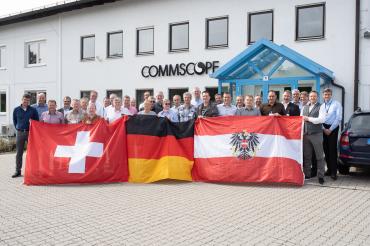 Gruppe der Experten mit Andrew Mitarbeitern vor dem Firmengebäude in Buchdorf 