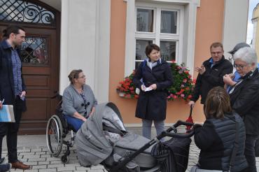Das Bild zeigt einen Inklusionsrundgang von Menschen mit Beeinträchtigung in der Blumenstadt