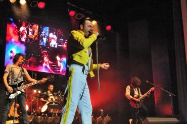 FOREVER QUEEN - performed by QueenMania, am 18.01.2020 um 20:00 Uhr im Stadtsaal Klösterle in Nördlingen ehrt den Ausnahmekünstler Freddie Mercury und huldigt QUEEN - temperamentvoll, originalgetreu und LIVE on Stage!