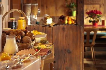 Das Bild zeigt einen Frühstückstisch