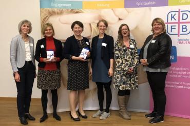 Aktive Politikerinnen diskutieren auf Einladung des KDFB Diözesanverband Augsburg mit einem interessierten Publikum. Von links: KDFB Bildungsreferentin Maria Hierl, Dr. Simone Strohmayr, Claudia Marb, Eva Lettenbauer, Susanne Zehentbauer, KDFB Diözesanvorsitzende Ulrike Stowasser.