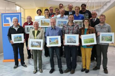 Zum Gruppenbild versammelten sich die Sieger und Vereinsvertreter: Maximilian Büchler (Verein für Gartenbau und Landespflege Hohen- und Niederaltheim), Bernd Holzmeier (Schützengilde Hausen-Seglohe), Johannes Roser (SC Wallerstein), Erich Rieder (Rieser Naturschutzverein), Fritz Wolfinger (Edelweißclub Forheim), Heinz Friedl (Schwäbischer Albverein Nördlingen), Michael Walter (Oettinger Film- und Fotofreunde), Katja Maier (Freiwillige Feuerwehr Belzheim), Heidi Källner (Rieser Naturschutzverein), Hildegard 