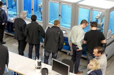 Das Bild zeigt einen Rundgang durch die Robotikhalle des TCW