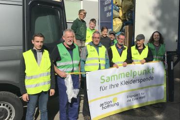 Auf dem Bild freut sich die große Helfergruppe aus der Pfarreiengemeinschaft Donauwörth über das gute Ergebnis der Kleidersammelaktion.