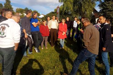 Das Bild zeigt Steffen Höhn und die CSU-Stadträte/Vorstandschaft im Gespräch mit Vertretern aus Herkheim