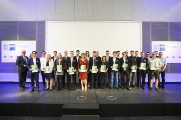 Das Bild zeigt die besten Absolventen der IHK-Berufe aus Donau-Ries wurden von der IHK Schwaben in Augsburg ausgezeichnet. Mit im Bild (von link) IHK-Präsident Dr. Andreas Kopton, Moderatorin Angie Stifter, Ehrengast Michael Ullrich (4. von links) sowie die besten Absolventen aus Donau-Ries.