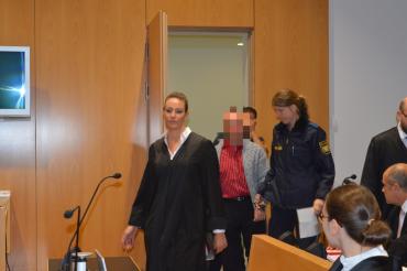 Das Bild zeigt den Angeklagten, als er in den Gerichtssaal hereingeführt wird. 