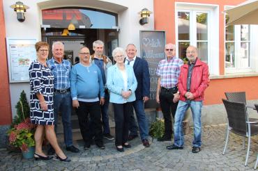 Von links: Regina Michel, Hermann Zizlsperger, Richard Knöferle, Alwin Ertl, Wally Michel, Thomas Michel, Heinz Hannig und Stephan Rother.