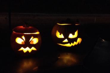 Das Bild zeigt geschnitzte Kürbisgeister