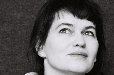 Das Bild zeigt die Autorin Karin Kalisa