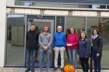Das Bild zeigt von links: Pfarrgemeinderatsvorsitzender Stefan Hurler, Heimleiter Johannes Eißner Heimleiter, Christian Zuber (Vorstand des Kinderheim-Fördervereins) und weitere Mitglieder des Pfarrgemeinderates: Katja Scherupp, Melanie Schmutz, Daniela Koch