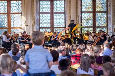 Das Bild zeigt ein Kinderkonzert im Residenzschloss Oettingen