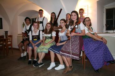 Das Bild zeigt die Teilnehmer des Projekt-Seminars "Sauguat: Volksmusik - VolXmusik"