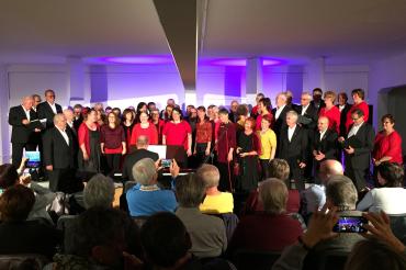 Die Chorgemeinschaft Hans-Joachim-Schlaud und Wemdings Frauenchor Donna Canta singen gemeinsam den Schlagerklassiker „Butterfly“