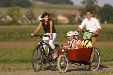 Das Bild zeigt David Wittner mit Familie beim Ausflug mit dem Lastenrad.
