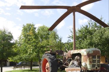 Er erregt Aufsehen. Viele Passanten bleiben stehen und überlegen, was es mit dem Traktor mit Hubschrauberpropeller auf sich hat, der auf dem Parkplatz vor dem Museum KulturLand Ries in Maihingen steht. 