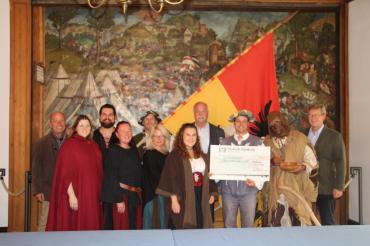 Das Bild zeigt die Spendenübergabe der Neresheimer Landsknechte  