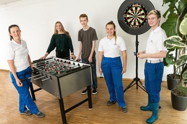 Auch der Spaß kommt bei Destilla nicht zu kurz. Die Auszubildenden des Jahrgangs 2019 beim Test von Tischkicker und Dartscheibe