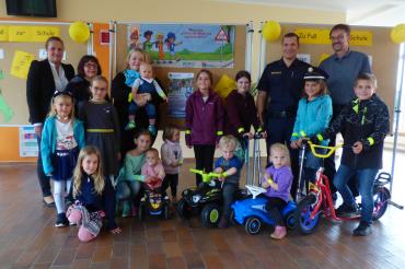 Kinder und Unterstützer des Projekts "Autofrei zu Kita und Schule