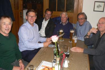 Kreisrat Alfred Stöckl gratuliert den erfolgreichen Teilnehmern am Sportabzeichen 2019: Leo Anzenhofer, Landrat Stefan Rößle, Jürgen Sorre, Georg Radlinger und Karl Uhl.