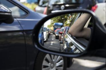 Frust im Stau: Immer mehr Beschäftigte haben weite Wege zur Arbeit. Die Gewerkschaft IG BAU macht für den Trend auch den fehlenden Wohnraum in den Ballungsgebieten verantwortlich.