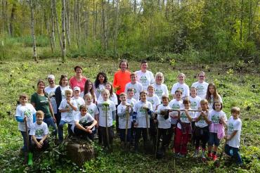 Das Bild zeigt Kinder beim pflanzen von Bäumen mit der Plant-for-the-Planet Akademie