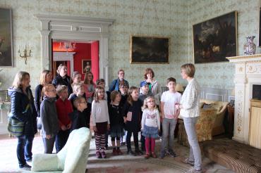 Das bild zeigt eine Kinderführung durch das Schloss Oettingen