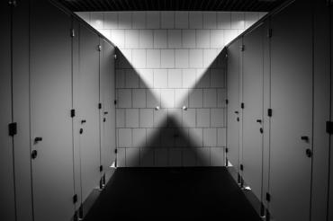 Das Bild zeigt öffentliche Toiletten