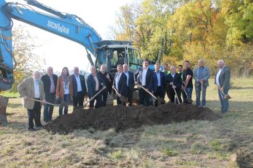 Landrat Stefan Rößle mit Vertretern von Kreis- und Gemeinderäten und den beteiligten Firmen beim Spatenstich