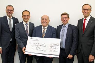 Das Bild zeigt Spendenübergabe der Sparkasse Donauwörth an das Karmelitinnenkloster in Wemding