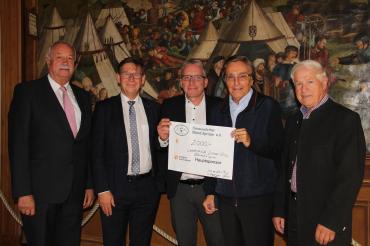 Hermann Faul, Stefan Rößle, Manfred Steger, Georg Radlinger und Alfred Stöckl bei der Spendenübergabe