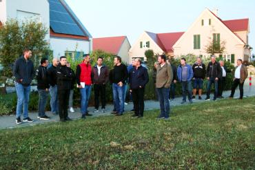 Das Bild zeigt OB-Kandidat Höhn vor Ort am Sportplatz im Gespräch mit dem Vorsitzenden Johannes Herrle (FC Pfäfflingen-Dürrenzimmern) und weiteren Vertretern.