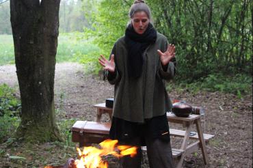 Das Bild zeigt Ulrike Mommendey beim Erzählen einer Geschichte