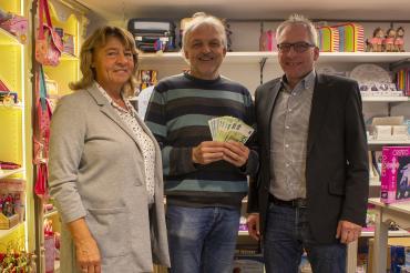 Bild von links nach rechts: Schulleiterin Frau Allgayer-Pfaff, Jürgen Möhnle, Inhaber Spielwaren Möhnle; Manfred Steger, stv. Geschäftsführer Lebenshilfe Donau-Ries