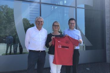 Das Bild zeigt die Südstahl-Geschäftsführer Werner (links) und Ulrich Käuferle (rechts) bei der offiziellen Übergabe des neuen Trikots für die Spieler der A-Jugend des FC Mertingen an den ersten Vorstand Doris Mayrle.