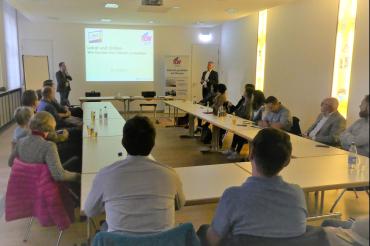 Bernd Pitz hält einen Vortrag