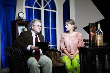 Norbert Heckner und Sarah Elena Timpe im Theaterstück „Der Fremde im Haus“