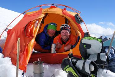 Das Bild zeigt Alix von Melle und Luis Stitzinger gemeinsam im Hochlager (2014).