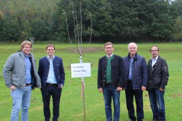 Auf dem Bild zu sehen (von links): Kreisfachberater Paul Buß, Kreisfachberater Sebastian Storch, Landrat Stefan Rößle, Ehrenvorsitzender des Bezirksverbands f. Gartenbau u. Landespflege i. Schwaben Helmut Gucker, Kreisfachberater a.D. Hans Weidel.