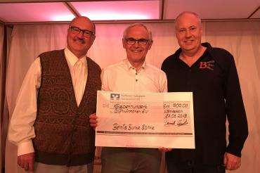 Auf dem Bild zu sehen sind von rechts: Bernd Zoels, Walter Ernst vom Verein Glühwürmchen e.V.(zweiter Vorstand und Schatzmeister) und Jürgen Lechner.