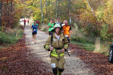 Steve Roidl von der Freiwilligen Feuerwehr Mertingen den Hauptlauf in seiner kompletten, ca. 30 kg schweren Feuerwehrausrüstung gelaufen. 