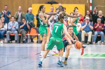 Balldieb vom Dienst Magaly Meynadier bei ihrer Lieblingsbeschäftigung: Bälle klauen